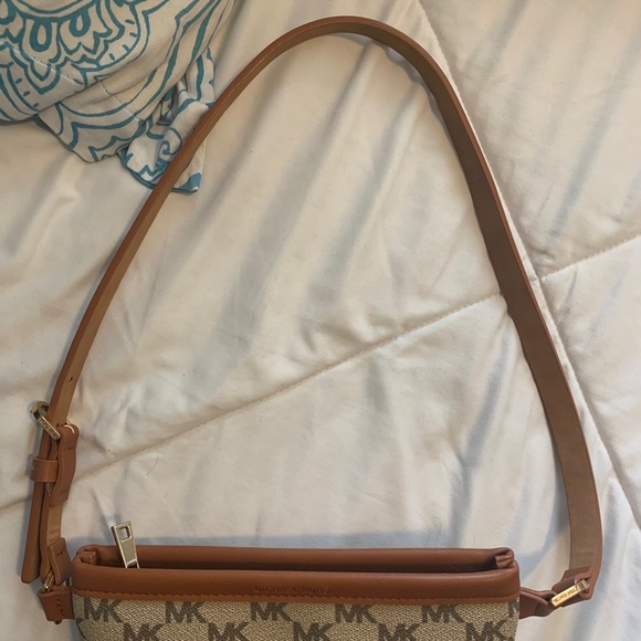 Michael Kors belt purse - Picture 3 of 3